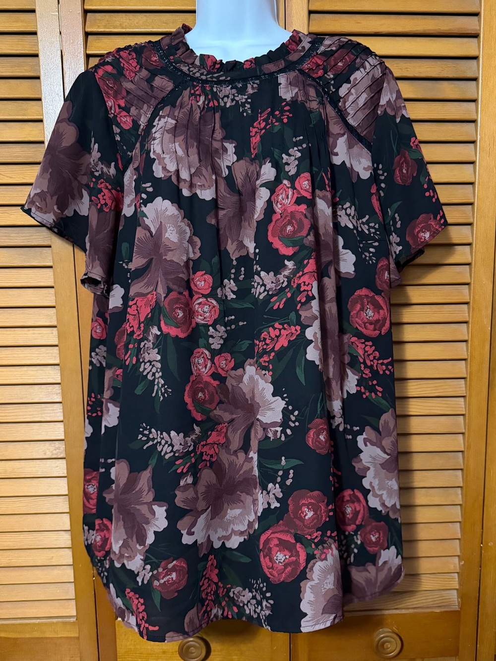 Torrid Black Floral Top Short-Sleeve Pleated Neck browns, black, reds size 2